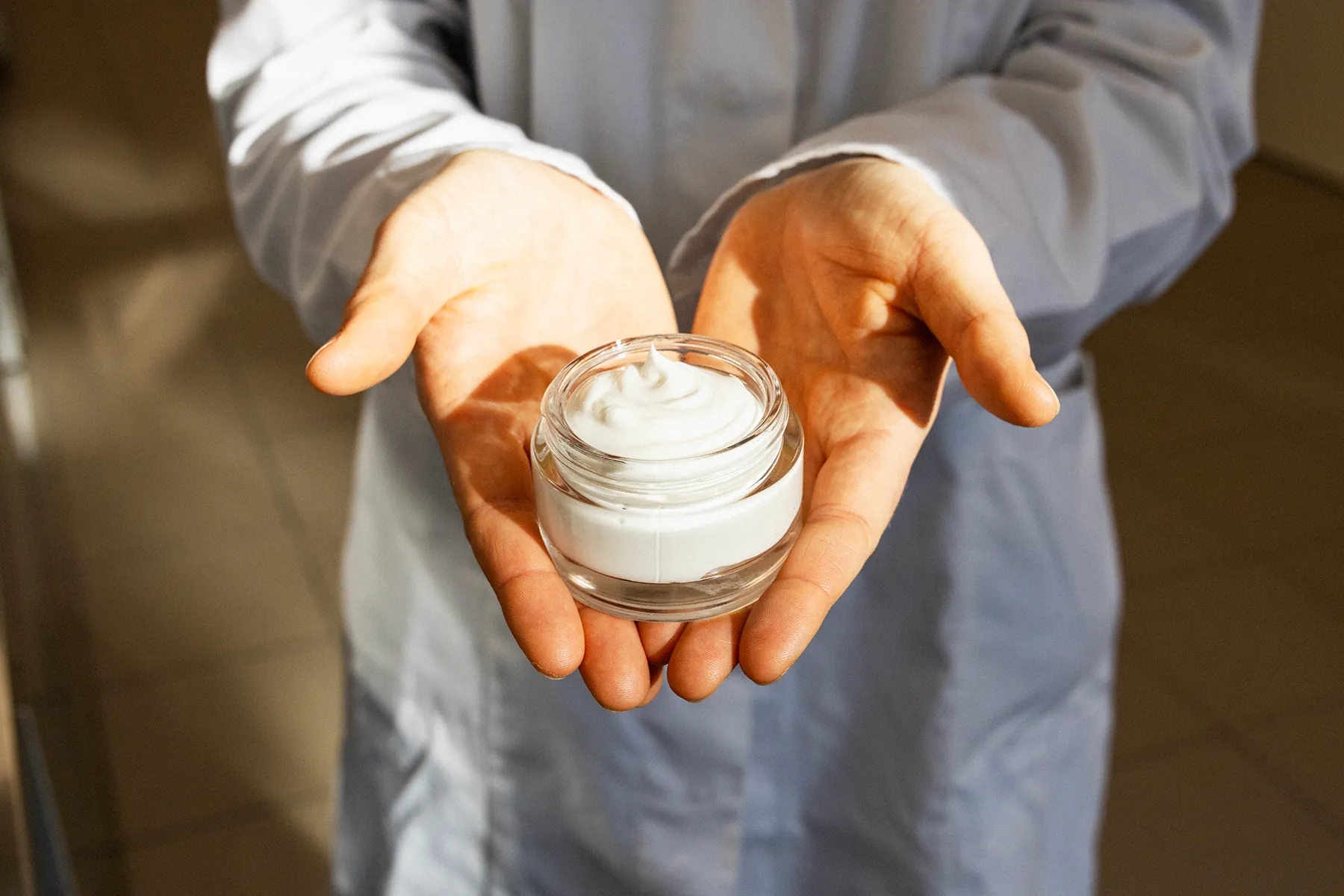 Produzione di cosmetici naturali nel laboratorio del Maso delle Erbe